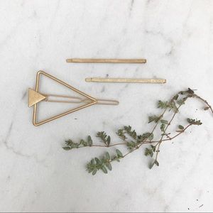 Set of 3 bobby pins.